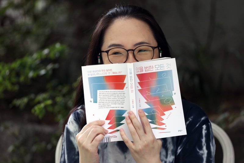 [서울=뉴시스] 박진희 기자 = 구병모 작가가 지난 17일 서울 마포구 한 카페에서 인터뷰에 앞서 사진 촬영을 하고 있다. 구 작가는 최근 소설 '있을 법한 모든 것'을 출간했다. 2023.08.19. pak7130@newsis.com