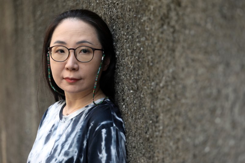 [서울=뉴시스] 박진희 기자 = 구병모 작가가 지난 17일 서울 마포구 한 카페에서 인터뷰에 앞서 사진 촬영을 하고 있다. 구 작가는 최근 소설 '있을 법한 모든 것'을 출간했다. 2023.08.19. pak7130@newsis.com