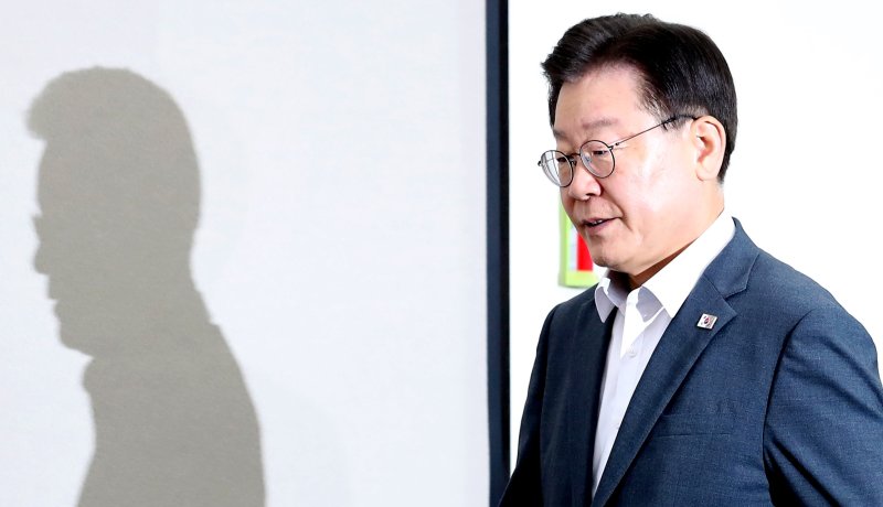 [서울=뉴시스] 이영환 기자 = 이재명 더불어민주당 대표가 16일 오전 서울 여의도 국회에서 열린 최고위원회의에 참석하고 있다. 2023.08.16. 20hwan@newsis.com