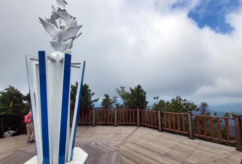 산 정상에 세워진 평창평화봉 [촬영 이상학]
