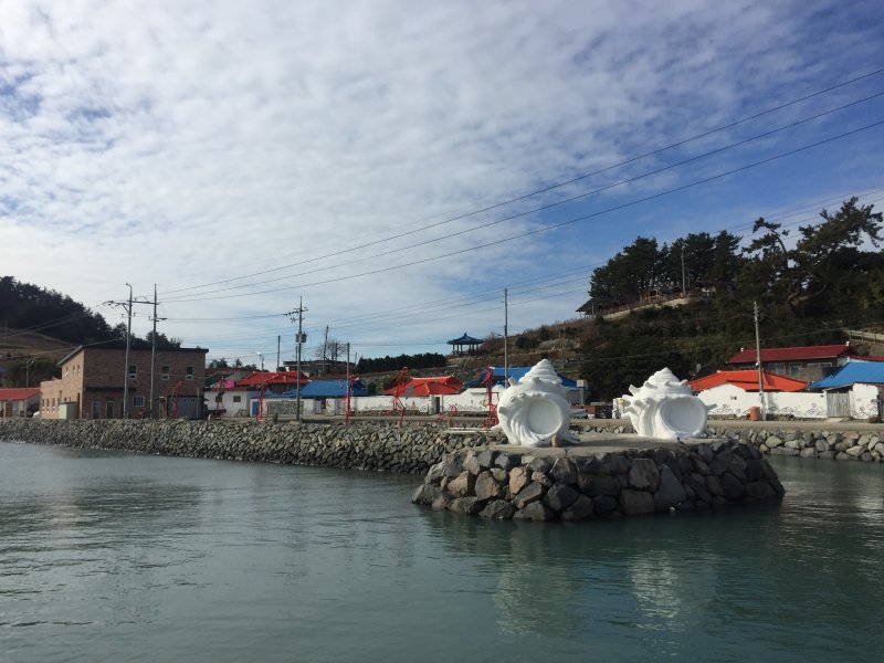 연홍도 선착장에 세워진 소라부부 조형물./뉴스1 ⓒ News1