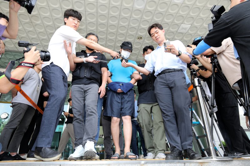 한낮에 서울 관악구 신림동 공원 인근 등산로에서 여성을 무차별적으로 폭행하고 성폭행한 혐의를 받는 30대 최모씨가 19일 오후 영장실질심사를 받기 위해 서울 관악경찰서를 나서고 있다. 2023.8.19/뉴스1 ⓒ News1 박지혜 기자