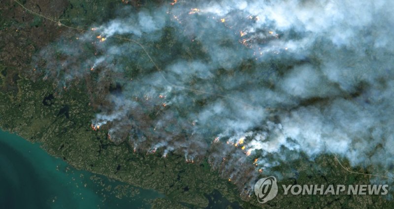 A satellite image shows wildfires burning near Yellowknife, Northwest Territories, Canada August 16, 2023. Maxar Technologies/Handout via REUTERS THIS IMAGE HAS BEEN SUPPLIED BY A THIRD PARTY. MANDATORY CREDIT. NO RESALES. NO ARCHIVES REFILE - CORRECTING LOCATION FROM BRITISH COLUMBIA TO NORTHWEST T