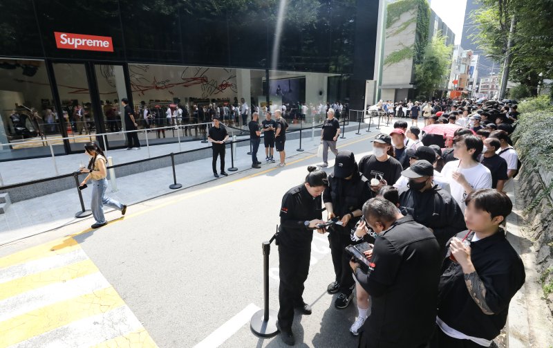 [서울=뉴시스] 김근수 기자 = 국내 첫 슈프림 스토어 오픈날인 19일 오전 서울 강남구 슈프림 도산점 앞에서 시민들이 매장에 들어가기 위해 대기하고 있다. 2023.08.19. ks@newsis.com