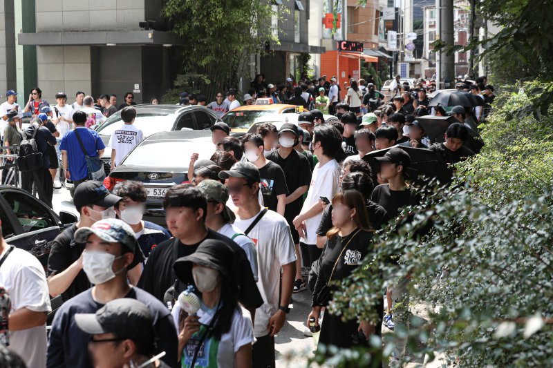 [서울=뉴시스] 김근수 기자 = 국내 첫 슈프림 스토어 오픈날인 19일 오전 서울 강남구 슈프림 도산점 앞에서 시민들이 매장에 들어가기 위해 대기하고 있다. 2023.08.19. ks@newsis.com