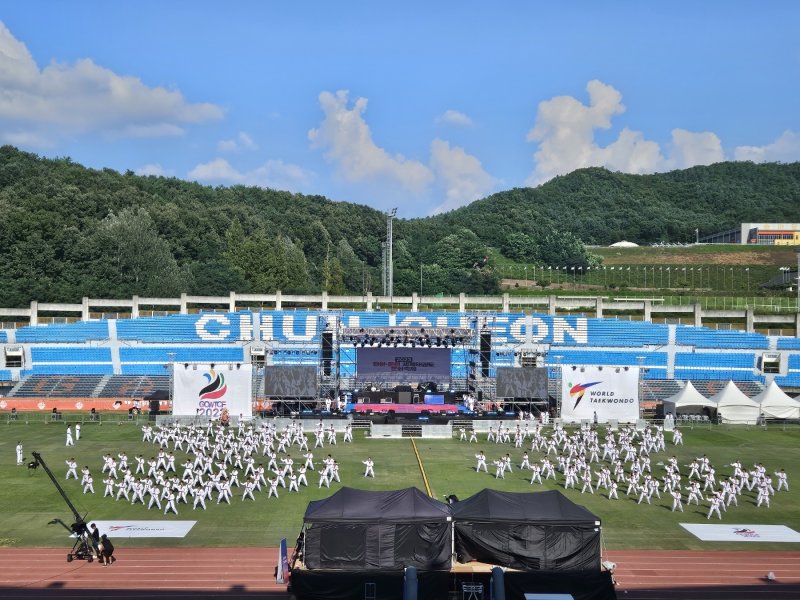 강원·춘천세계태권도문화축제 개막식이 지난 19일 강원 춘천 송암 스포츠타운 주 경기장에서 열린 가운데 어린이태권도 시범단이 공연을 펼치고 있다. 뉴스1