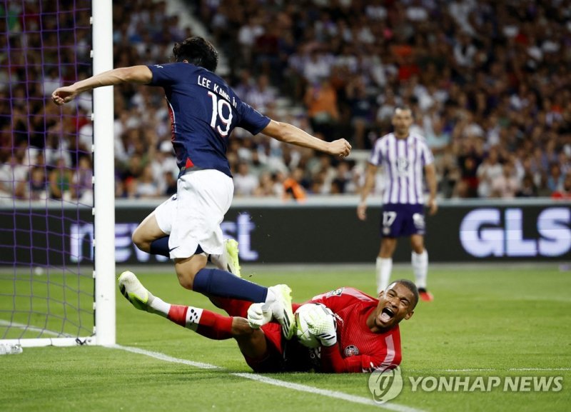 골키퍼와 충돌해 옐로카드를 받은 이강인 Soccer Football - France - Ligue 1 - Toulouse v Paris St Germain - Stadium Municipal de Toulouse, Toulouse, France - August 19, 2023 Paris St Germain's Lee Kang-in in action with Toulouse's Guillaume Restes REUTERS/Stephane Mahe