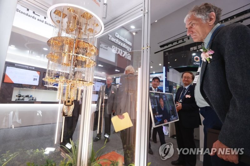 지난 26일 오후 서울 중구 동대문디자인플라자(DDP)에서 열린 국내 최대 양자 기술 관련 국제행사 '퀀텀 코리아 2023'에서 내빈들이 초전도 기반 50큐비트 양자컴퓨터 모형을 살펴보고 있다. 연합뉴스 제공