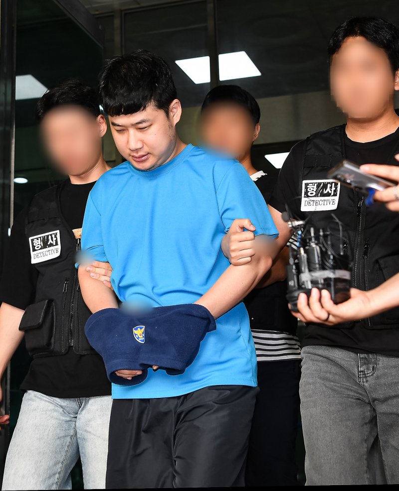 신림동 흉기난동 피의자 조선(33)이 28일 서울 관악경찰서에서 검찰에 구속 송치되고 있다.사진=뉴스1