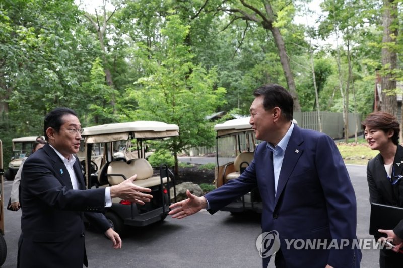 악수하는 한일 정상 악수하는 한일 정상 (캠프 데이비드=연합뉴스) 진성철 기자 = 윤석열 대통령과 기시다 후미오 일본 총리가 18일(현지시간) 워싱턴DC 인근 미국 대통령 별장인 캠프 데이비드에서 열린 한미일 정상회의에 앞서 악수하고 있다. 2023.8.19 [공동취재] zjin@yna.co.kr (끝)