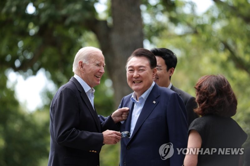캠프 데이비드 '아스펜' 앞에서 대화하는 한미 정상 캠프 데이비드 '아스펜' 앞에서 대화하는 한미 정상 (캠프 데이비드=연합뉴스) 진성철 기자 = 윤석열 대통령과 조 바이든 미국 대통령이 18일(현지시간) 워싱턴DC 인근 미국 대통령 별장인 캠프 데이비드의 대통령 전용 숙소인 '아스펜' 앞에서 대화하고 있다. 2023.8.19 [공동취재] zjin@yna.co.kr (끝)