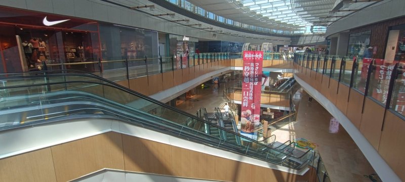 지난 18일 낮 중국 베이징 차오양구의 한 대형 쇼핑몰. 쇼핑객의 모습이 거의 보이지 않는다. 사진=정지우 특파원