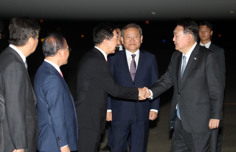 尹대통령 귀국한미일 정상회의 일정을 마치고 귀국한 윤석열 대통령이 20일 경기도 성남 서울공항에 도착해 김기현 국민의힘 대표(왼쪽 두번째)와 인사하고 있다. 뉴시스