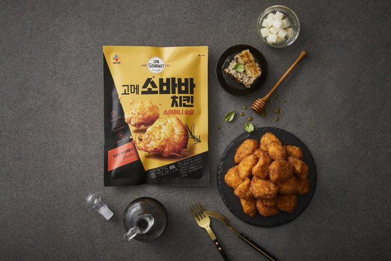 CJ제일제당 고메 소바바치킨(왼쪽)과 오뚜기 '맛있는 빠삭 튀김만두' 2종 각사 제공