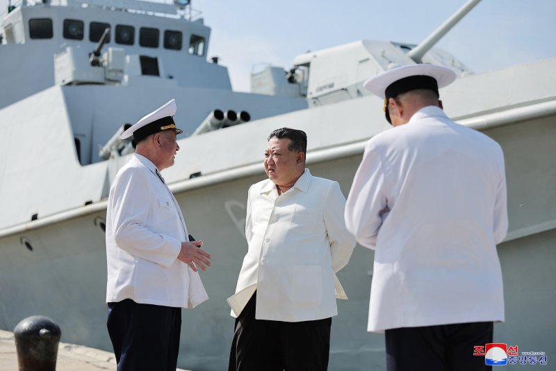 조선중앙통신은 김정은이 "조선인민군 해군 동해함대 근위 제2수상함전대를 시찰했다"고 8월 21일 보도했다. 사진=조선중앙통신 캡처