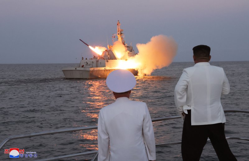 조선중앙통신은 김정은이 "조선인민군 해군 동해함대 근위 제2수상함전대를 시찰했다"고 8월 21일 보도했다. 김정은은 같은날 "경비함 해병들의 전략순항미싸일(미사일) 발사 훈련을 참관했다"고 통신은 전했다. 사진=조선중앙통신 캡처