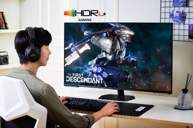 삼성전자 모델이 'HDR10+ 게이밍' 기술이 적용된 퍼스트 디센던트 게임 콘텐츠를 체험하고 있다. 삼성전자 제공