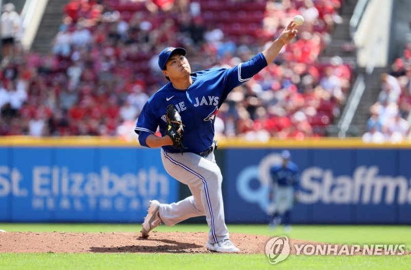 류현진이 MLB 현지를 충격에 빠뜨렸다. 90마일로 100마일 상대 투수를 압도하는 피칭을 선보이며 시즌 2승에 성공했다 (사진 = 연합뉴스)