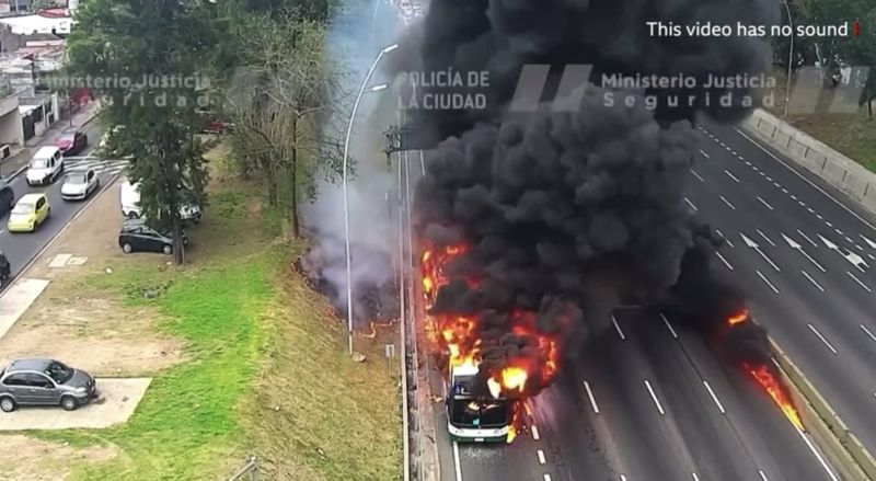 지난 15일(현지시간) 아르헨티나 수도 부에노스아이레스의 한 고속도로를 달리던 버스에서 화재가 발생했다./사진=BBC