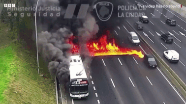 15일(현지시간) 아르헨티나 수도 부에노스아이레스의 한 고속도로를 달리던 버스에서 화재가 발생했다./사진=BBC