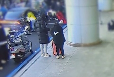 태국에서 필로폰을 밀수한 20대 여성(오른쪽)이 김해공항 앞에서 운반판매책에게 마약류를 전달하고 있다. (부산경찰청 제공)