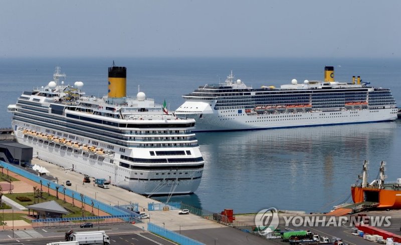 외국인 관광객 싣고 제주 찾은 크루즈 외국인 관광객 싣고 제주 찾은 크루즈 (제주=연합뉴스) 전지혜 기자 = 중국 노동절과 일본 골든위크를 맞아 제주에 외국인 관광객의 발길이 이어지고 있는 가운데 1일 크루즈 코스타 세레나호(11만4천t)와 코스타 아틀란티카호(8만6천t)가 많은 외국인 관광객을 싣고 제주항에 들어와 정박해 있다. 2016.5.1 atoz@yna.co.kr (끝)