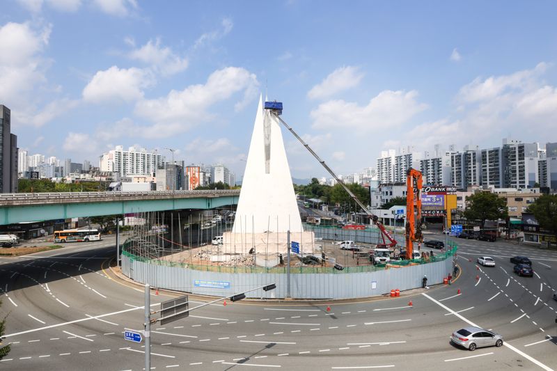 울산 신복로터리 기념탑이 평면교차로 전환을 위해 철거되고 있다. 울산시 제공