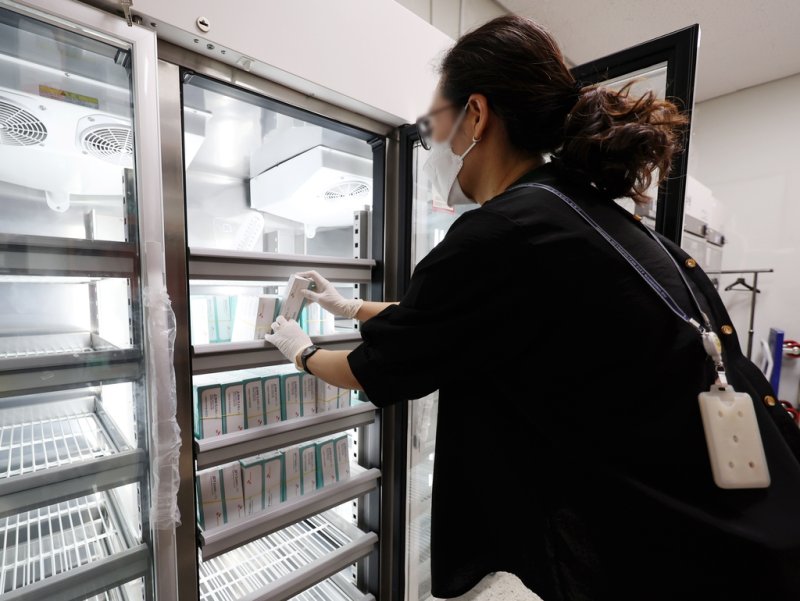 대상포진 백신 (인천=연합뉴스) 김상연 기자 = 21일 오전 인천시 남동구 보건소에서 직원이 대상포진 백신을 꺼내고 있다. 2023.8.21 goodluck@yna.co.kr