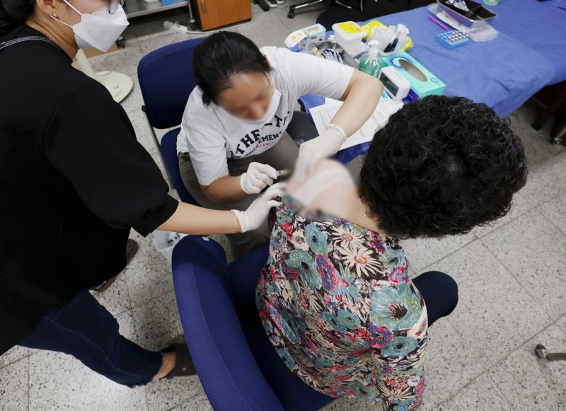 대상포진 백신 무료 접종 (인천=연합뉴스) 김상연 기자 = 21일 오전 인천시 남동구 보건소에서 80대 노인이 대상포진 백신 주사를 맞고 있다. 2023.8.21 goodluck@yna.co.kr