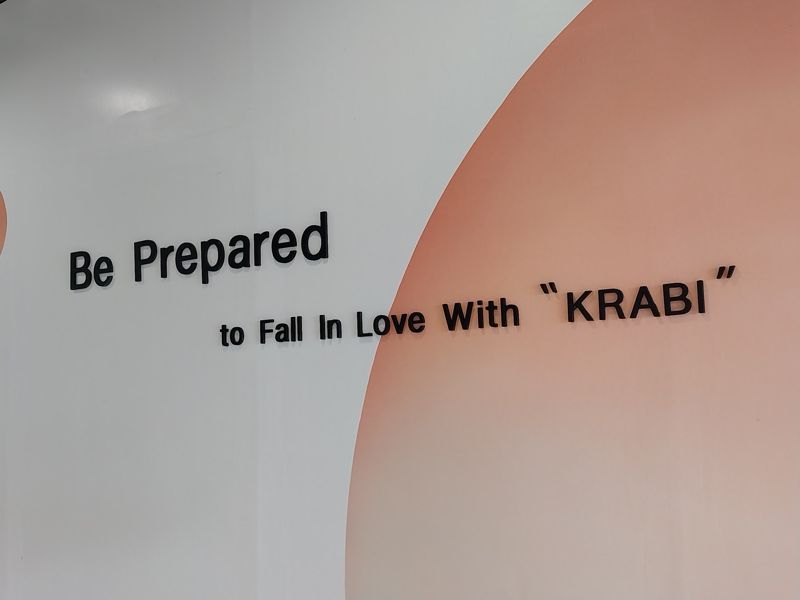 끄라비 카오통 힐 카페에 있는 안내 문구. "끄라비와 사랑에 빠질 준비를 하세요."라는 글이 적혀 있다.