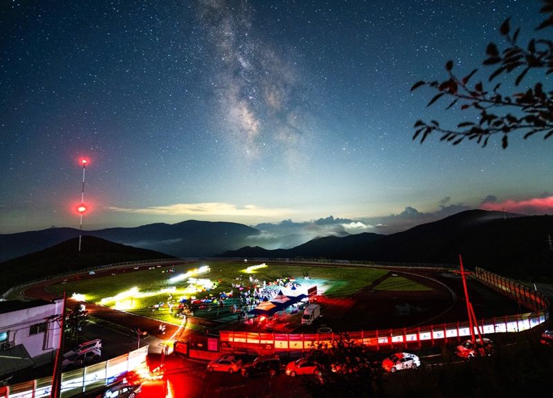 해발 1330m 태백선수촌에서 열린 태백 은하수 축제가 지난 18일부터 이틀동안 열린 가운데 참가자들로부터 큰 호응을 얻었다. 태백시 제공