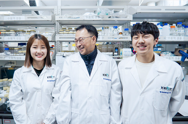 과학기술연합대학원대학교(UST)-한국화학연구원(KRICT) 스쿨 정해민 박사과정생(왼쪽)과 이현호 통합과정생(오른쪽)이 각각 화학제품을 대체할 수 있는 친환경 점착제와 흡착제를 개발했다. UST 제공