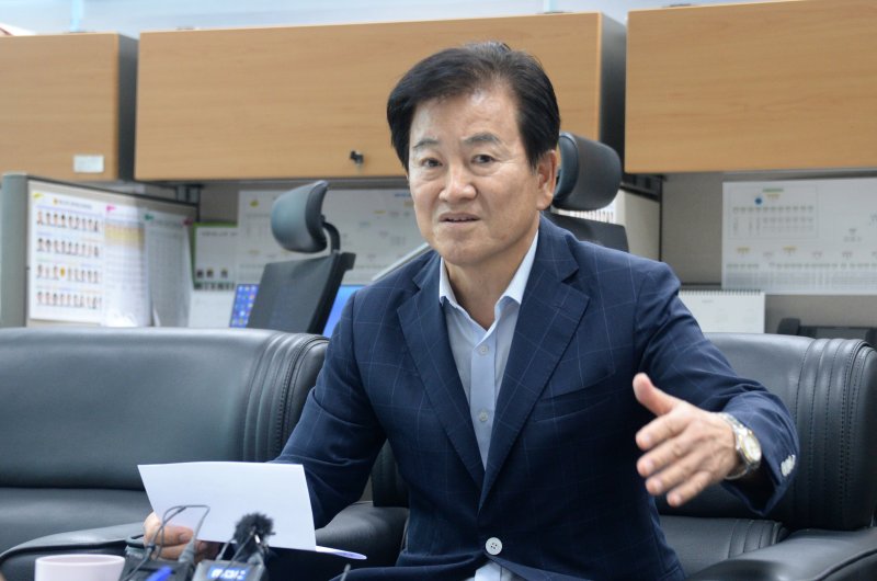 정동영 더불어민주당 상임고문이 22일 전북도의회에서 기자간담회를 갖고 새만금 잼버리에 대해 발언하고 있다. 뉴시스