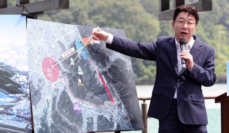 [전주=뉴시스] 김얼 기자 = 우범기 전주시장이 22일 전북 전주시 아중호수 야외데크광장에서 '아중호수 관광명소화 사업' 현장 브리핑을 열고 질의에 답변하고 있다. 2023.08.22. pmkeul@nwsis.com