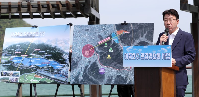 [전주=뉴시스] 김얼 기자 = 우범기 전주시장이 22일 전북 전주시 아중호수 야외데크광장에서 '아중호수 관광명소화 사업' 현장 브리핑을 열고 질의에 답변하고 있다. 2023.08.22. pmkeul@nwsis.com