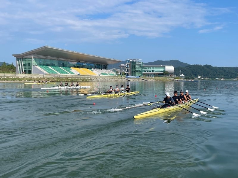 22일 충북 충주시는 조정 청소년대표팀이 탄금호국제조정경기장에서 하계 전지훈련을 했다고 밝혔다. 사진은 훈련 모습.(충주시 제공)2023.8.22/뉴스1