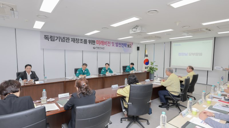 박민식 국가보훈부 장관이 22일 오후 충남 천안 소재 독립기념관을 방문해 업무보고를 받고 있다.(보훈부 제공)
