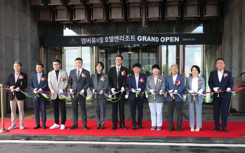 [제주=뉴시스] 우장호 기자 = 22일 오전 엠버퓨어힐 호텔&리조트에서 열린 '그랜드 오픈' 개관식에서 참석자들이 테이프 커팅을 하고 있다. 2023.08.22. woo1223@newsis.com *재판매 및 DB 금지