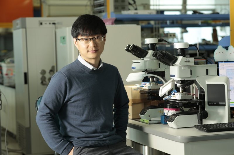 KAIST 서동화 교수 UNIST·삼성전자 '한번 충전에 1천㎞' 전기차 전지 기술개발 (서울=연합뉴스) 한 번 충전으로 서울과 부산 왕복 거리보다 긴 1천㎞를 달릴 수 있는 전기차 전지 기술이 개발됐다. 울산과학기술원(UNIST)과 삼성전자 종합기술원 공동연구팀은 세라믹 소재의 리튬공기전지를 개발해 상용화의 난제로 지적돼 온 전지 수명 저하 문제를 해결했다고 15일 밝혔다. 사진은 이번 연구의 교신저자인 울산과학기술원 서동화 교수. 2020.10.15 [울산과학기술원 제공. 재판매 및 DB 금지] photo@yna.co.kr (끝