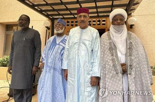 바줌 대통령 만난 ECOWAS 대표단 [AP 연합뉴스, 재판매 및 DB 금지]