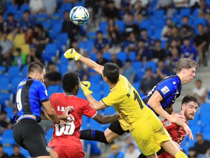 22일 인천광역시 중구 도원동 인천축구전용경기장에서 열린 AFC 챔피언스리그(ACL) 2023~2024 플레이오프 인천 유나이티드와 베트남 하이퐁FC의 경기에서 하이퐁 응우옌 딘 트리우 골키퍼가 인천 무고사와 델브리지에 앞서 펀칭으로 공을 걷어내고 있다. 2023.8.22/뉴스1 ⓒ News1 박정호 기자