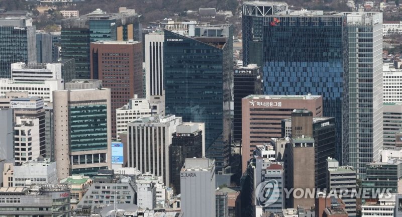 지난 3월 26일 서울 남산에서 바라본 도심에 주요 기업체 건물들이 보이고 있다. 연합뉴스 자료사진.