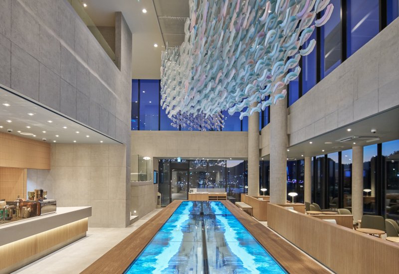 [서울=뉴시스] 스타벅스 '더여수돌산DT'점 내부 및 투명 디스플레이 테이블. (사진=스타벅스 코리아 제공)