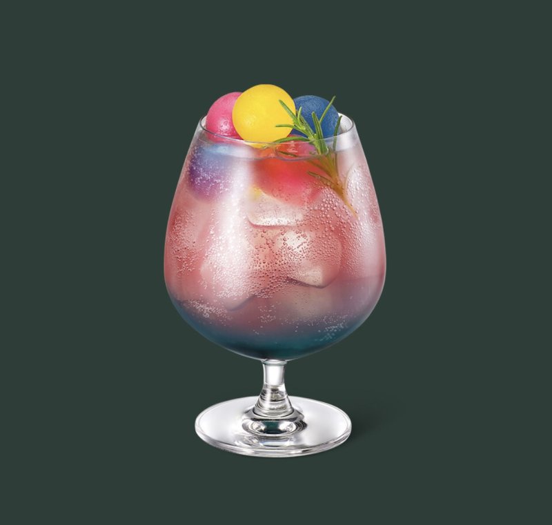 [서울=뉴시스] 스타벅스 더여수돌산DT점에서만 맛볼 수 있는 전용 음료인 '여수 바다 자몽 피지오'. (사진=스타벅스 코리아 제공)