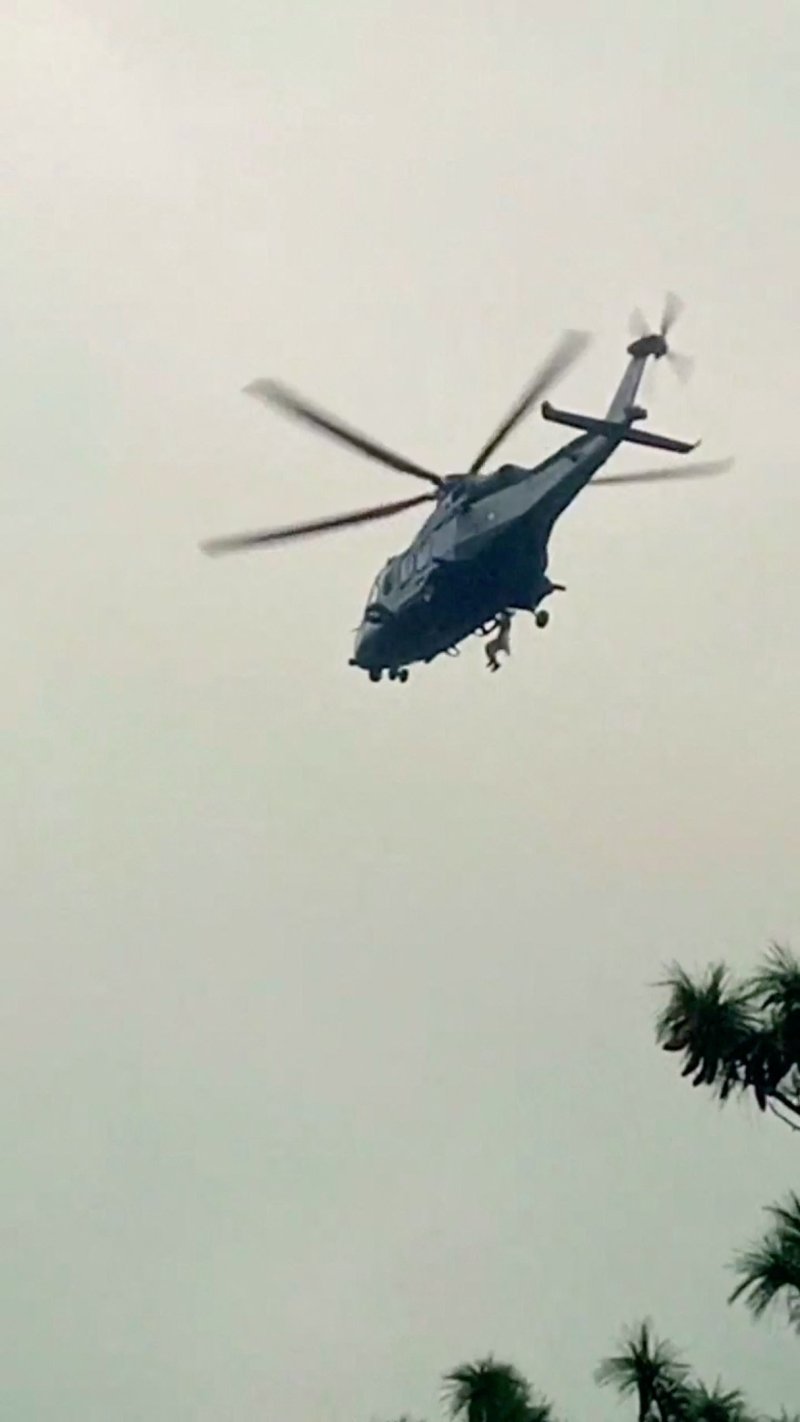 구조된 학생이 헬기에 올라타고 있다. ⓒ 로이터=뉴스1 ⓒ News1 박형기 기자