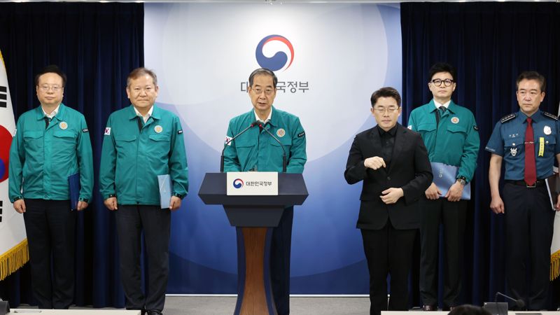 한덕수 국무총리가 23일 서울 종로구 정부서울청사에서 이상 동기 범죄 재발 방지를 위한 담화문 발표를 하고 있다. 발표에는 이상민 행정안전부 장관, 한동훈 법무부 장관, 조규홍 보건복지부 장관, 윤희근 경찰청장이 배석했다. 사진=서동일 기자