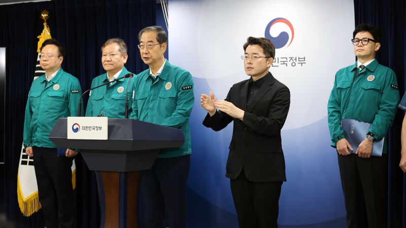 한덕수 국무총리가 23일 서울 종로구 정부서울청사에서 이상 동기 범죄 재발 방지를 위한 담화문 발표를 하고 있다. 발표에는 이상민 행정안전부 장관, 한동훈 법무부 장관, 조규홍 보건복지부 장관, 윤희근 경찰청장이 배석했다. 사진=서동일 기자