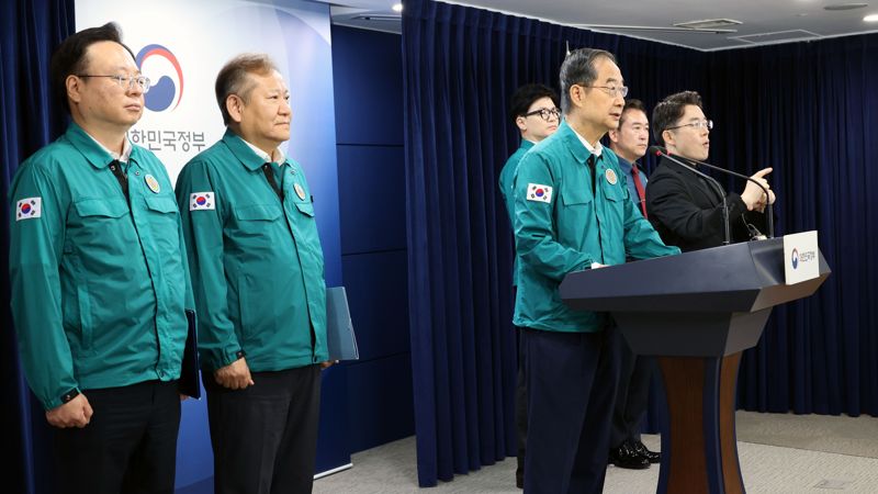 한덕수 국무총리가 23일 서울 종로구 정부서울청사에서 이상 동기 범죄 재발 방지를 위한 담화문 발표를 하고 있다. 발표에는 이상민 행정안전부 장관, 한동훈 법무부 장관, 조규홍 보건복지부 장관, 윤희근 경찰청장이 배석했다. 사진=서동일 기자