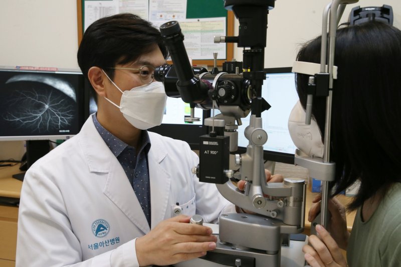 이준엽 서울아산병원 안과 교수가 중심장액망막병 환자를 검사하고 있다. /사진=뉴시스