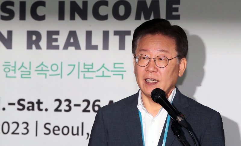 이재명, 완전 기본소득 대신 '계층별 소득보장-비용부담 완화'